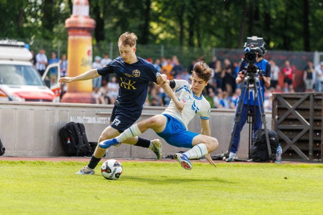 links Albert Romashkin (Pastow) gegen Fiete Bock (Rostock); GER, FC Hansa Rostock vs. SV Pastow, Fußball, Männer, Lübzer Pils Landespokal, Finale, Spielzeit 2025 2026, 23.05.2026 Greifswald Volksstadion Mecklenburg - Vorpommern Deutschland
