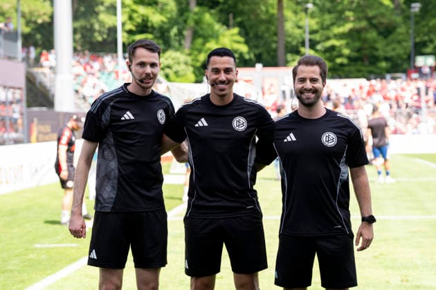 Moritz Klein (DFB-Schiedsrichter), Tarik Damar (DFB-Schiedsrichter) und Luca Marx (DFB-Schiedsrichter) vor dem Spiel SC Fortuna Köln vs. Viktoria Köln 23.05.2026 Fussball, Bitburger-Pokalfinale 2026, GER, Sportpark Höhenberg, Köln Copyright: HMBxMedia xMarcoxBader