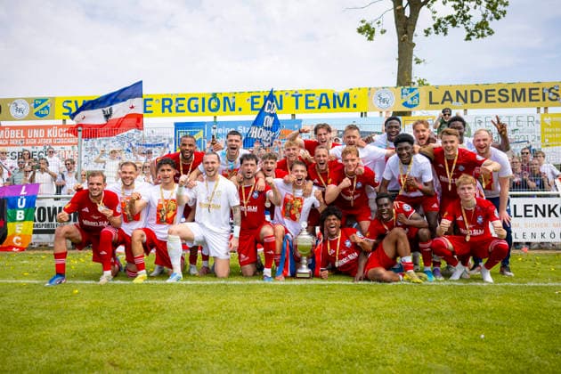 Sport Bilder des Tages Phönix Lübecks Spieler freuen sich jubeln nach dem Sieg. SV Todesfelde vs. 1. FC Phönix Lübeck, Fussball, SHFV-Lotto-Pokal Finale, 23.05.26 Todesfelde Schleswig-Holstein Germany *** Phönix Lübeck players cheer after the victory SV Todesfelde vs 1 FC Phönix Lübeck, Soccer, SHFV Lotto Cup Final, 23 05 26 Todesfelde Schleswig Holstein Germany Copyright: xAgentur54GradÂ°x xFelixxKoenigx