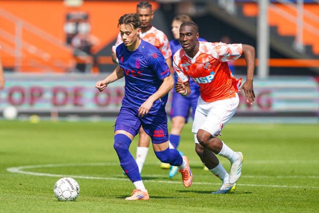 2026-05-23 FC Volendam v Willem II - Dutch Eredivsie Kwalificatie - Finale VOLENDAM, NETHERLANDS - MAY 23: Uriel van Aalst of Willem II battles for possession with Gibson Yah of FC Volendam during the Dutch Eredivsie Kwalificatie - Finale match between FC Volendam and Willem II at Kras Stadion on May 23, 2026 in Volendam, Netherlands. Volendam Kras Stadion Netherlands Content not available for redistribution in The Netherlands directly or indirectly through any third parties. Copyright: xAndrexWeeningx