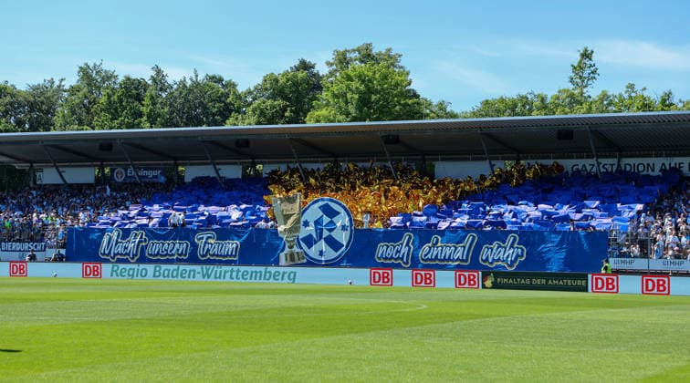 Stuttgart-Degerloch, Fußball Wfv-Pokalfinale Stuttgarter Kickers vs. SG Sonnenhof Großaspach, Choreo im Stuttgarter B-Block: Macht unseren Traun noch einmal wahr!