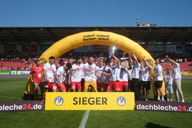 23.05.2026 Fußball Herren 2025 2026 dachbleche24 Landespokal Sachsen-Anhalt Finale VfB Germania Halberstadt - Hallescher FC Leuna-Chemie-Stadion Halle dachbleche24 Landespokalsieger: Hallescher FC. Halle Sachsen-Anhalt Deutschland *** 23 05 2026 Soccer Men 2025 2026 dachbleche24 State Cup Saxony Anhalt Final VfB Germania Halberstadt Hallescher FC Leuna Chemie Stadion Halle dachbleche24 State Cup Winner Hallescher FC Halle Saxony Anhalt Germany