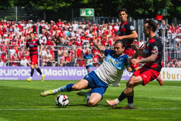 David Haider Al-Azzawe (Fortuna Koeln, 15) graetscht Simon Handle (Viktoria Köln, 07) den Ball weg Fortuna Köln vs. FC Viktoria Köln, Fussball, Landespokal Mittelrhein 2025 26, Finale, Saison 2025 26, 23.05.2026, Fortuna Köln vs. FC Viktoria Köln, Fussball, Landespokal Mittelrhein, Finale, Saison 2025 26, 23.05.2026 Köln Copyright: xEibner-Pressefoto LukasxBaldygax EP_LBA