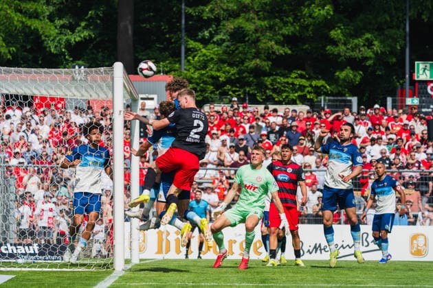 Seymor Fuenger (Fortuna Koeln, 05) klaert vor Lars Dietz (Viktoria Köln, 02) nach einer Ecke, der Ball geht knapp drueber Fortuna Köln vs. FC Viktoria Köln, Fussball, Landespokal Mittelrhein 2025 26, Finale, Saison 2025 26, 23.05.2026, Fortuna Köln vs. FC Viktoria Köln, Fussball, Landespokal Mittelrhein, Finale, Saison 2025 26, 23.05.2026 Köln Copyright: xEibner-Pressefoto LukasxBaldygax EP_LBA