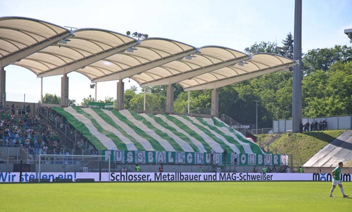 23.05.2026, Fussball, Herren, Sparkassen-Pokal Saarland Finale, Saison 2025 2026, 1. FC Saarbrücken - FC 08 Homburg, Fans des FC 08 Homburg zeigen eine Blockfahne, Choreo, Choreographie Saarbrücken Ludwigsparkstadion Saarland Deutschland (DEU) Copyright: xFabianxKleerx