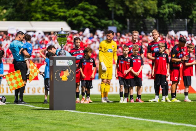 Pokal vor den Teams Fortuna Köln vs. FC Viktoria Köln, Fussball, Landespokal Mittelrhein 2025 26, Finale, Saison 2025 26, 23.05.2026, Fortuna Köln vs. FC Viktoria Köln, Fussball, Landespokal Mittelrhein, Finale, Saison 2025 26, 23.05.2026 Köln Copyright: xEibner-Pressefoto LukasxBaldygax EP_LBA