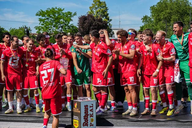 SBFV-Rothaus-Pokal, Bahlinger SC vs FC 08 Villingen, 23.05.2026 Die Bahlinger nach dem Spiel mit dem Pokal am feiern SBFV-Rothaus-Pokal, Bahlinger SC vs FC 08 Villingen, Karl-Heitz-Stadion Offenburg, 23.05.2026 Copyright: xBEAUTIFULxSPORTS Boscox