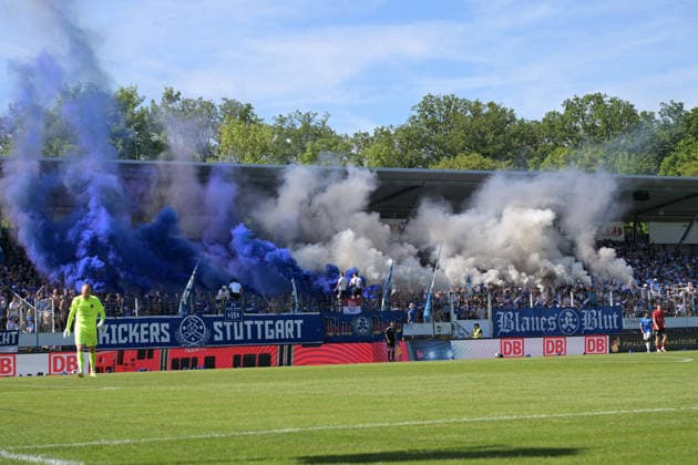 die Stuttgarter Kickers brenn Pyrotechnik Bengalos und Bengalische Feuer ab SV Stuttgarter Kickers vs. SG Sonnenhof Grossaspach, Fussball, Maenner, DB-Regio wfv-Pokalfinale, Saison 2025 2026, 23.05.2026 SV Stuttgarter Kickers vs. SG Sonnenhof Grossaspach, Fussball, Maenner, DB-Regio wfv-Pokalfinale, Saison 2025 2026, 23.05.2026 Stuttgart *** Stuttgarter Kickers burn pyrotechnics Bengalos and Bengal fires SV Stuttgarter Kickers vs SG Sonnenhof Grossaspach, Football, Men, DB Regio wfv cup final, Season 2025 2026, 23 05 2026 SV Stuttgarter Kickers vs SG Sonnenhof Grossaspach, Football, Men, DB Regio wfv cup final, Season 2025 2026, 23 05 2026 Stuttgart Copyright: xEibner-Pressefoto TobiasxBaurx EP_TBR