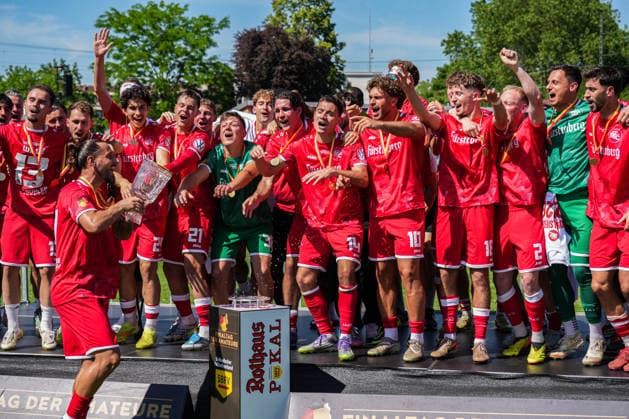 SBFV-Rothaus-Pokal, Bahlinger SC vs FC 08 Villingen, 23.05.2026 Die Bahlinger nach dem Spiel mit dem Pokal am feiern SBFV-Rothaus-Pokal, Bahlinger SC vs FC 08 Villingen, Karl-Heitz-Stadion Offenburg, 23.05.2026 Copyright: xBEAUTIFULxSPORTS Boscox
