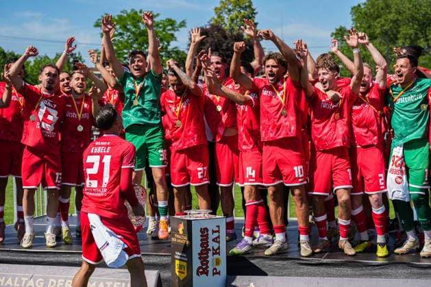 SBFV-Rothaus-Pokal, Bahlinger SC vs FC 08 Villingen, 23.05.2026 Die Bahlinger nach dem Spiel mit dem Pokal am feiern SBFV-Rothaus-Pokal, Bahlinger SC vs FC 08 Villingen, Karl-Heitz-Stadion Offenburg, 23.05.2026 Copyright: xBEAUTIFULxSPORTS Boscox