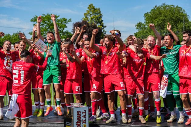 SBFV-Rothaus-Pokal, Bahlinger SC vs FC 08 Villingen, 23.05.2026 Die Bahlinger nach dem Spiel mit dem Pokal am feiern SBFV-Rothaus-Pokal, Bahlinger SC vs FC 08 Villingen, Karl-Heitz-Stadion Offenburg, 23.05.2026 Copyright: xBEAUTIFULxSPORTS Boscox
