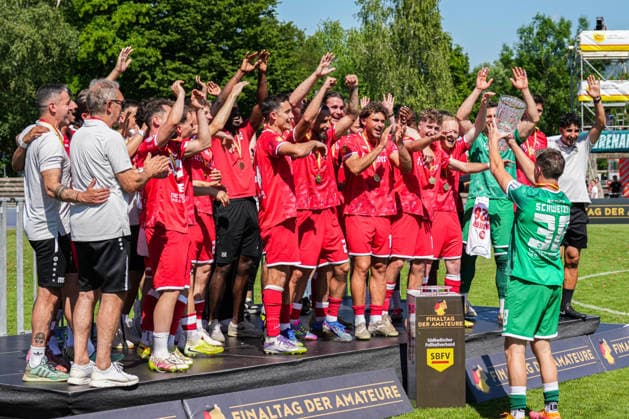 SBFV-Rothaus-Pokal, Bahlinger SC vs FC 08 Villingen, 23.05.2026 Die Bahlinger nach dem Spiel mit dem Pokal am feiern SBFV-Rothaus-Pokal, Bahlinger SC vs FC 08 Villingen, Karl-Heitz-Stadion Offenburg, 23.05.2026 Copyright: xBEAUTIFULxSPORTS Boscox