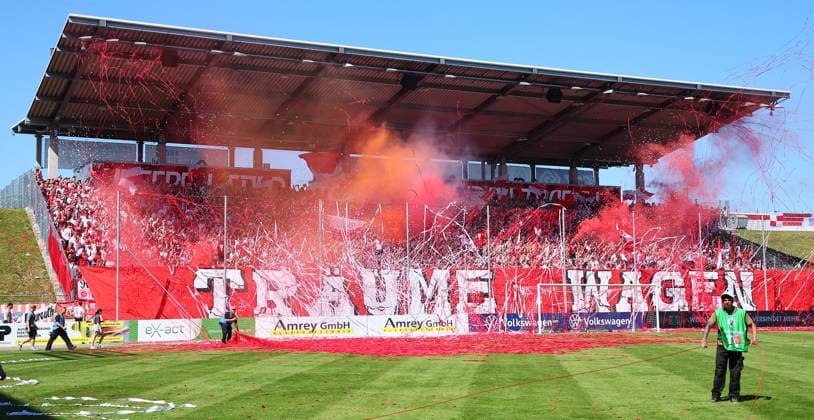 Zwickau, 23.05.2026, GGZ-Arena, Wernesgrüner Sachsenpokal Finale , FSV ZWICKAU vs. FC ERZGEBIRGE AUE , Im Bild: Fans des FSV Zwickau mit Pyro-Choreo TRÄUME WAGEN ! ,