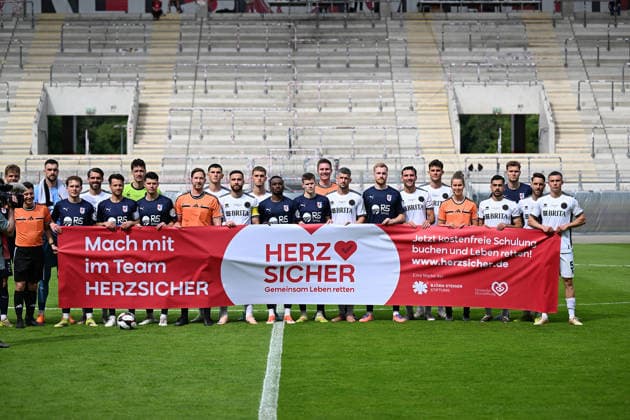 23.05.2026, xpsx, Fußball Finale Hessenpokal, SG Barockstadt Fulda-Lehnerz - SV Wehen Wiesbaden v.l. Aufstellung der Mannschaften vor dem Spiel (DFL DFB REGULATIONS PROHIBIT ANY USE OF PHOTOGRAPHS as IMAGE SEQUENCES and or QUASI-VIDEO) Offenbach
