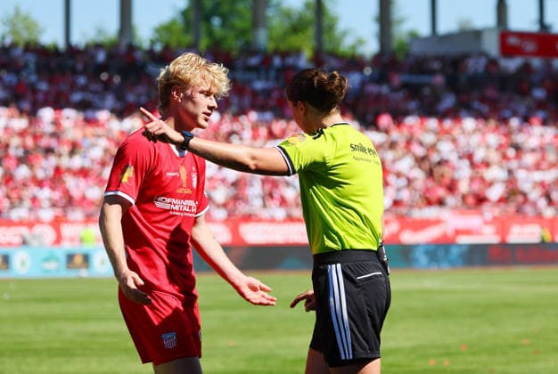 Zwickau, 23.05.2026, GGZ-Arena, Wernesgrüner Sachsenpokal Finale , FSV ZWICKAU vs. FC ERZGEBIRGE AUE , Im Bild v.l.: Luca Prasse (21, Zwickau) und Schiedsrichterin Franziska Wildfeuer ,