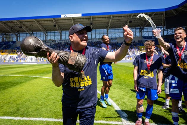 Sport Bilder des Tages Jena , 230526, Finale Fussball Thüringenpokal , FC Carl-Zeiss Jena gegen ZFC Meuselwitz im Bild: Trainer Volkan Uluc (Jena) mit Pokal *** Jena , 230526, Final Soccer Thuringia Cup , FC Carl Zeiss Jena against ZFC Meuselwitz in the picture coach Volkan Uluc Jena with cup