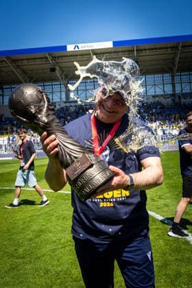 Jena , 230526, Finale Fussball Thüringenpokal , FC Carl-Zeiss Jena gegen ZFC Meuselwitz im Bild: Trainer Volkan Uluc (Jena) mit Pokal