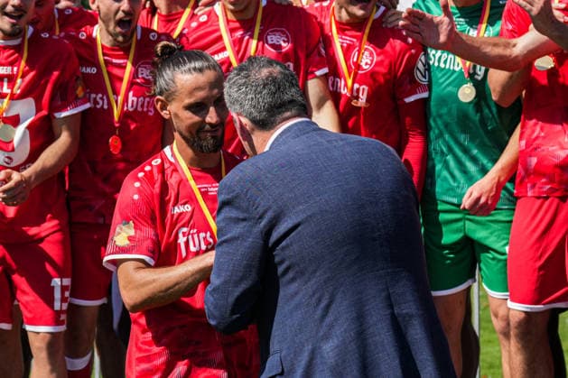 SBFV-Rothaus-Pokal, Bahlinger SC vs FC 08 Villingen, 23.05.2026 Die Bahlinger nach dem Spiel mit dem Pokal am feiern SBFV-Rothaus-Pokal, Bahlinger SC vs FC 08 Villingen, Karl-Heitz-Stadion Offenburg, 23.05.2026 Copyright: xBEAUTIFULxSPORTS Boscox