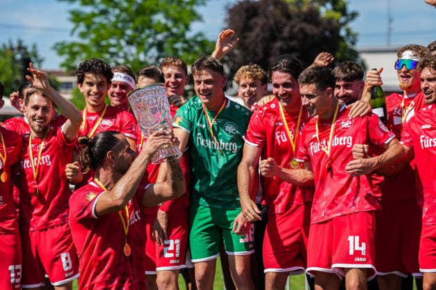 SBFV-Rothaus-Pokal, Bahlinger SC vs FC 08 Villingen, 23.05.2026 Die Bahlinger nach dem Spiel mit dem Pokal am feiern SBFV-Rothaus-Pokal, Bahlinger SC vs FC 08 Villingen, Karl-Heitz-Stadion Offenburg, 23.05.2026 *** SBFV Rothaus Pokal, Bahlinger SC vs FC 08 Villingen, 23 05 2026 The Bahlinger team celebrating with the trophy after the match SBFV Rothaus Pokal, Bahlinger SC vs FC 08 Villingen, Karl Heitz Stadion Offenburg, 23 05 2026 Copyright: xBEAUTIFULxSPORTS Boscox