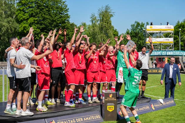 SBFV-Rothaus-Pokal, Bahlinger SC vs FC 08 Villingen, 23.05.2026 Die Bahlinger nach dem Spiel mit dem Pokal am feiern SBFV-Rothaus-Pokal, Bahlinger SC vs FC 08 Villingen, Karl-Heitz-Stadion Offenburg, 23.05.2026 Copyright: xBEAUTIFULxSPORTS Boscox