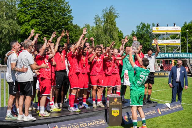 SBFV-Rothaus-Pokal, Bahlinger SC vs FC 08 Villingen, 23.05.2026 Die Bahlinger nach dem Spiel mit dem Pokal am feiern SBFV-Rothaus-Pokal, Bahlinger SC vs FC 08 Villingen, Karl-Heitz-Stadion Offenburg, 23.05.2026 Copyright: xBEAUTIFULxSPORTS Boscox