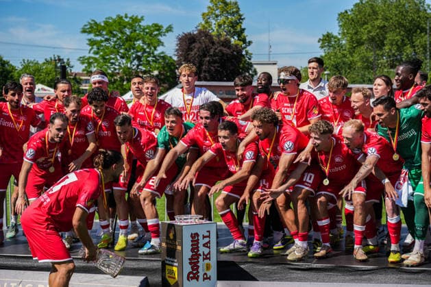 SBFV-Rothaus-Pokal, Bahlinger SC vs FC 08 Villingen, 23.05.2026 Die Bahlinger nach dem Spiel mit dem Pokal am feiern SBFV-Rothaus-Pokal, Bahlinger SC vs FC 08 Villingen, Karl-Heitz-Stadion Offenburg, 23.05.2026 Copyright: xBEAUTIFULxSPORTS Boscox
