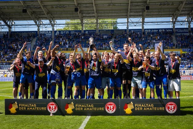 Jena , 230526, Finale Fussball Thüringenpokal , FC Carl-Zeiss Jena gegen ZFC Meuselwitz im Bild: Jenaer Mannschaft mit Pokal *** Jena , 230526, Final Soccer Thuringia Cup , FC Carl Zeiss Jena against ZFC Meuselwitz in the picture Jena team with cup