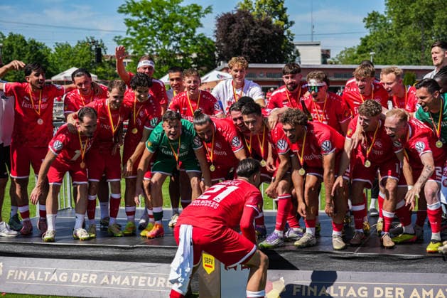 SBFV-Rothaus-Pokal, Bahlinger SC vs FC 08 Villingen, 23.05.2026 Die Bahlinger nach dem Spiel mit dem Pokal am feiern SBFV-Rothaus-Pokal, Bahlinger SC vs FC 08 Villingen, Karl-Heitz-Stadion Offenburg, 23.05.2026 Copyright: xBEAUTIFULxSPORTS Boscox