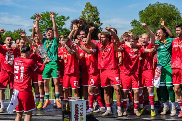 SBFV-Rothaus-Pokal, Bahlinger SC vs FC 08 Villingen, 23.05.2026 Die Bahlinger nach dem Spiel mit dem Pokal am feiern SBFV-Rothaus-Pokal, Bahlinger SC vs FC 08 Villingen, Karl-Heitz-Stadion Offenburg, 23.05.2026 Copyright: xBEAUTIFULxSPORTS Boscox