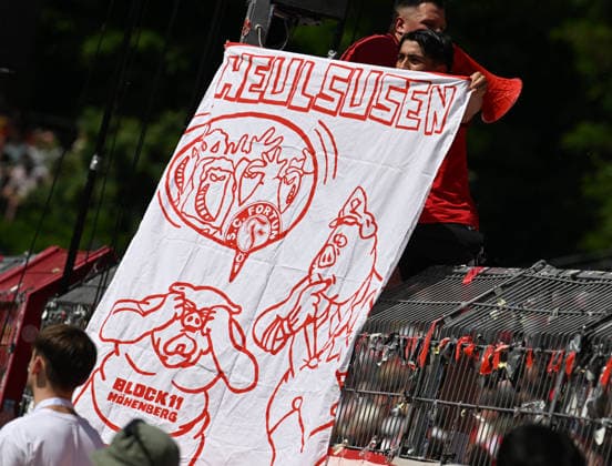 23.05.2026, xophax, Fussball , Vebandspokal Finale Bitburger Pokal 2025 2026 : SC Fortuna Köln gegen Viktoria Köln . Fortuna Fans und Ultras zeigen Plakat in Richtung Viktoria Köln Fans . Koeln