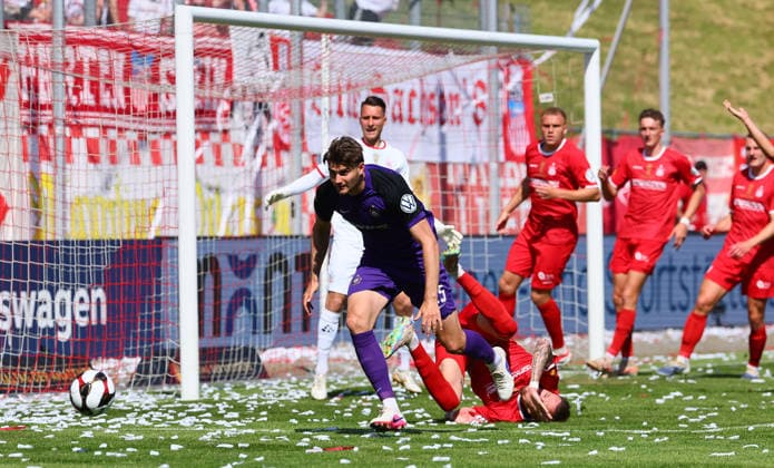 Zwickau, 23.05.2026, GGZ-Arena, Wernesgrüner Sachsenpokal Finale , FSV ZWICKAU vs. FC ERZGEBIRGE AUE , Im Bild v.l.: Tristan Zobel (25, Aue) vor Sandro Sengersdorf (16, Zwickau) ,