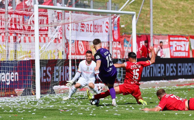 Zwickau, 23.05.2026, GGZ-Arena, Wernesgrüner Sachsenpokal Finale , FSV ZWICKAU vs. FC ERZGEBIRGE AUE , Im Bild v.l.: Torwart Lucas Hiemann (30, Zwickau), Julian Guttau ( 19, Aue) und Andrey Startsev (15, Zwickau) , *** Zwickau, 23 05 2026, GGZ Arena, Wernesgrüner Sachsenpokal Final , FSV ZWICKAU vs FC ERZGEBIRGE AUE , In the picture from l goalkeeper Lucas Hiemann 30, Zwickau , Julian Guttau 19, Aue and Andrey Startsev 15, Zwickau , Picture Point