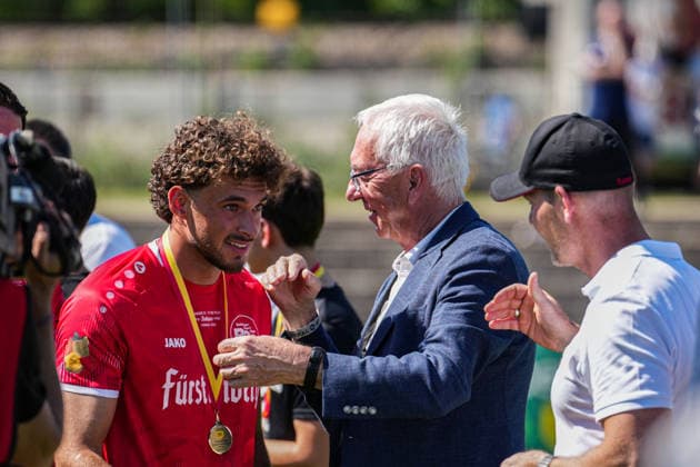 SBFV-Rothaus-Pokal, Bahlinger SC vs FC 08 Villingen, 23.05.2026 Die Bahlinger auf dem Weg zur Medaillen und Pokalübergabe SBFV-Rothaus-Pokal, Bahlinger SC vs FC 08 Villingen, Karl-Heitz-Stadion Offenburg, 23.05.2026 Copyright: xBEAUTIFULxSPORTS Boscox