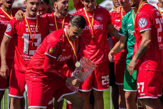SBFV-Rothaus-Pokal, Bahlinger SC vs FC 08 Villingen, 23.05.2026 Die Bahlinger nach dem Spiel mit dem Pokal am feiern SBFV-Rothaus-Pokal, Bahlinger SC vs FC 08 Villingen, Karl-Heitz-Stadion Offenburg, 23.05.2026 Copyright: xBEAUTIFULxSPORTS Boscox