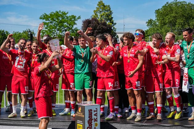 SBFV-Rothaus-Pokal, Bahlinger SC vs FC 08 Villingen, 23.05.2026 Die Bahlinger nach dem Spiel mit dem Pokal am feiern SBFV-Rothaus-Pokal, Bahlinger SC vs FC 08 Villingen, Karl-Heitz-Stadion Offenburg, 23.05.2026 Copyright: xBEAUTIFULxSPORTS Boscox