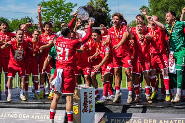 SBFV-Rothaus-Pokal, Bahlinger SC vs FC 08 Villingen, 23.05.2026 Die Bahlinger nach dem Spiel mit dem Pokal am feiern SBFV-Rothaus-Pokal, Bahlinger SC vs FC 08 Villingen, Karl-Heitz-Stadion Offenburg, 23.05.2026 Copyright: xBEAUTIFULxSPORTS Boscox