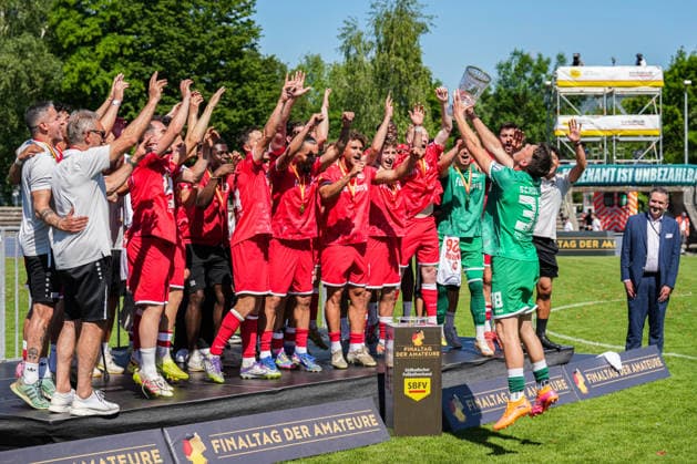 SBFV-Rothaus-Pokal, Bahlinger SC vs FC 08 Villingen, 23.05.2026 Die Bahlinger nach dem Spiel mit dem Pokal am feiern SBFV-Rothaus-Pokal, Bahlinger SC vs FC 08 Villingen, Karl-Heitz-Stadion Offenburg, 23.05.2026 Copyright: xBEAUTIFULxSPORTS Boscox
