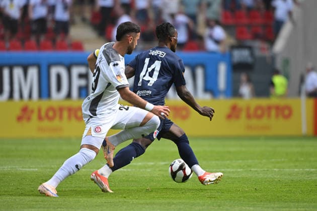 23.05.2026, xpsx, Fußball Finale Hessenpokal, SG Barockstadt Fulda-Lehnerz - SV Wehen Wiesbaden v.l. Fatih Kaya (SV Wehen Wiesbaden) Nunoo Sarpei (SG Barockstadt Fulda-Lehnerz) Zweikampf, Aktion, action, battle for the ball (DFL DFB REGULATIONS PROHIBIT ANY USE OF PHOTOGRAPHS as IMAGE SEQUENCES and or QUASI-VIDEO) Offenbach