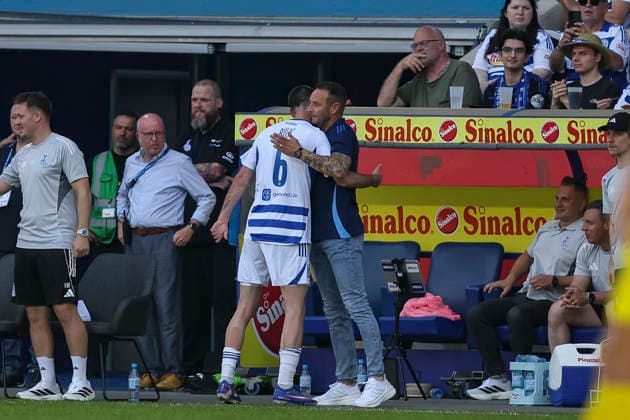 23.05.2026, GER, Fussball, Herren, Niederrheinpokal Finale, Saison 2025 2026, SC St. Tönis - MSV Duisburg Rasim Bulic (MSV Duisburg) und Trainer Dietmar Hirsch (MSV Duisburg) umarmen sich Duisburg schauinsland-reisen-Arena Nordrhein-Westfalen Deutschland Copyright: xAdrianxSchlüterx