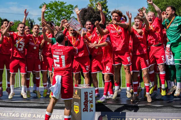 SBFV-Rothaus-Pokal, Bahlinger SC vs FC 08 Villingen, 23.05.2026 Die Bahlinger nach dem Spiel mit dem Pokal am feiern SBFV-Rothaus-Pokal, Bahlinger SC vs FC 08 Villingen, Karl-Heitz-Stadion Offenburg, 23.05.2026 Copyright: xBEAUTIFULxSPORTS Boscox