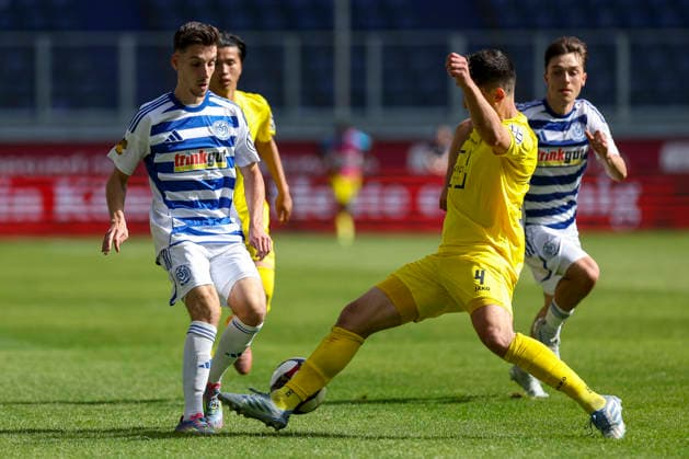 23.05.2026, GER, Fussball, Herren, Niederrheinpokal Finale, Saison 2025 2026, SC St. Tönis - MSV Duisburg Conor Noß (MSV Duisburg) und Jannis Nikolaou (St. Tönis) im Kampf um den Ball Duisburg schauinsland-reisen-Arena Nordrhein-Westfalen Deutschland Copyright: xAdrianxSchlüterx