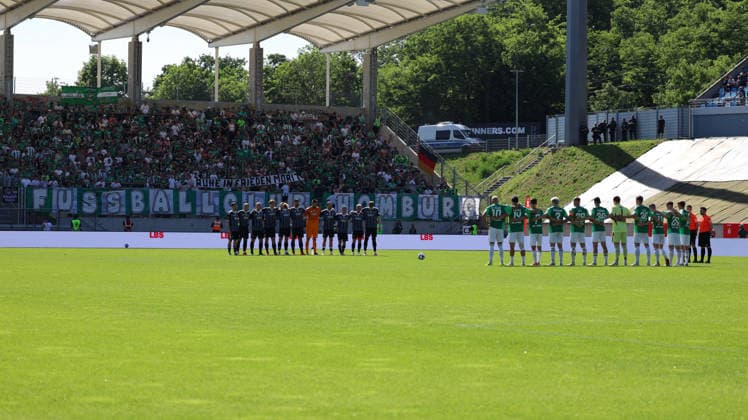 23.05.2026, xrekx, Fussball Landespokal Saarland Finale, 1.FC Saarbrücken - FC 08 Homburg v.l. Schweigeminute Ruhe in Frieden Moritz (DFL DFB REGULATIONS PROHIBIT ANY USE OF PHOTOGRAPHS as IMAGE SEQUENCES and or QUASI-VIDEO) Saarbrücken