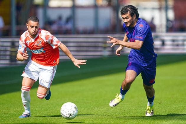 2026-05-23 FC Volendam v Willem II - Dutch Eredivsie Kwalificatie - Finale VOLENDAM, NETHERLANDS - MAY 23: Bilal Ould-Chikh of FC Volendam battles for possession with Nathan Tjoe-A-On of Willem II during the Dutch Eredivsie Kwalificatie - Finale match between FC Volendam and Willem II at Kras Stadion on May 23, 2026 in Volendam, Netherlands. Volendam Kras Stadion Netherlands Content not available for redistribution in The Netherlands directly or indirectly through any third parties. Copyright: xAndrexWeeningx