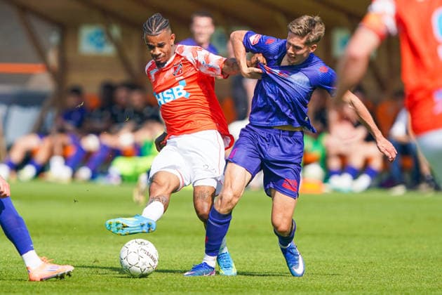 2026-05-23 FC Volendam v Willem II - Dutch Eredivsie Kwalificatie - Finale VOLENDAM, NETHERLANDS - MAY 23: Juninho Bacuna of FC Volendam battles for possession with Nick Doodeman of Willem II during the Dutch Eredivsie Kwalificatie - Finale match between FC Volendam and Willem II at Kras Stadion on May 23, 2026 in Volendam, Netherlands. Volendam Kras Stadion Netherlands Content not available for redistribution in The Netherlands directly or indirectly through any third parties. Copyright: xAndrexWeeningx