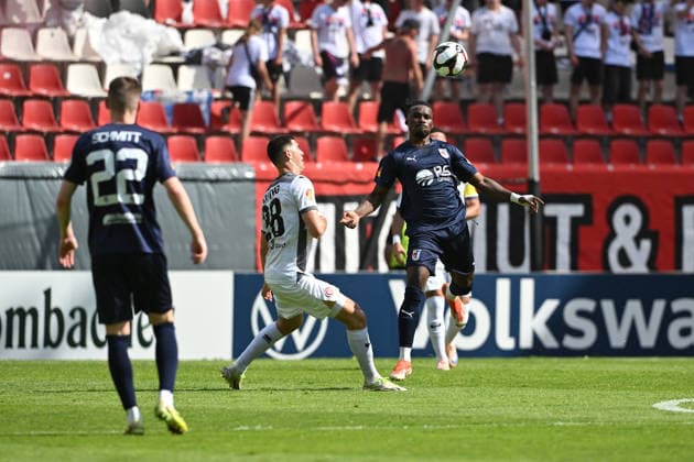 23.05.2026, xpsx, Fußball Finale Hessenpokal, SG Barockstadt Fulda-Lehnerz - SV Wehen Wiesbaden v.l. Moritz Flotho (SV Wehen Wiesbaden) Nunoo Sarpei (SG Barockstadt Fulda-Lehnerz) Zweikampf, Aktion, action, battle for the ball (DFL DFB REGULATIONS PROHIBIT ANY USE OF PHOTOGRAPHS as IMAGE SEQUENCES and or QUASI-VIDEO) Offenbach