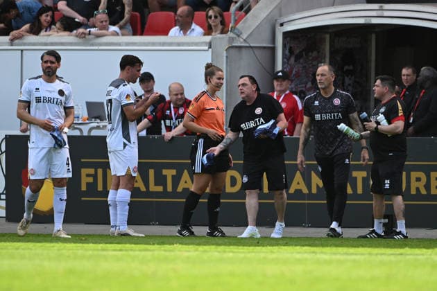 23.05.2026, xpsx, Fußball Finale Hessenpokal, SG Barockstadt Fulda-Lehnerz - SV Wehen Wiesbaden v.l. Trinkpause Sascha Mockenhaupt (SV Wehen Wiesbaden) Ben Nink (SV Wehen Wiesbaden) Zeugwart Torsten Conradi (DFL DFB REGULATIONS PROHIBIT ANY USE OF PHOTOGRAPHS as IMAGE SEQUENCES and or QUASI-VIDEO) Offenbach