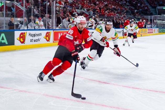 ZURICH, SWITZERLAND - MAY 23: Christoph Bertschy (Switzerland, 88) in the battle for the puck with Zeteny Hadobas (Hungary, 23) during the Preliminary Round - Group A Match 39 between Switzerland and Hungary at the IIHF Ice hockey, Eishockey World Championship, WM, Weltmeisterschaft 2026, Swiss Life Arena on May 23, 2026 in Zurich, Switzerland. Zurich Switzerland Copyright: xTimoxSteinx