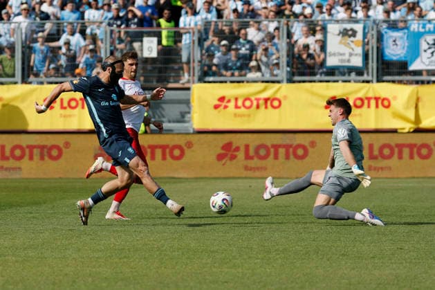 v.l.n.r.: Sigurd Haugen (TSV 1860 München) und Torwart Johann Hipper (Würzburger Kickers), im Finale des Bayerischen Toto-Pokals zwischen dem FC Würzburger Kickers und dem TSV 1860 München im Stadion am Dallenberg, Würzburg, Deutschland, am 23. Mai 2026. Copyright: HMBxMedia xHeikoxBecker