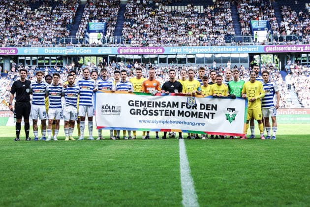 Fussball, FVN Niederrheinpokal Saison 2025 2026 Finale SC St. Tönos 11 20 vs MSV Duisburg 16.05.2026, schauinsland-reisen-arena Die Teams vor dem Spiel mit einem Banner, Gemeinsam für den Größten Moment, Olympiabewerbung NRW Duisburg schauinsland-reisen-arena Nordrhein-Westfalen Deutschland