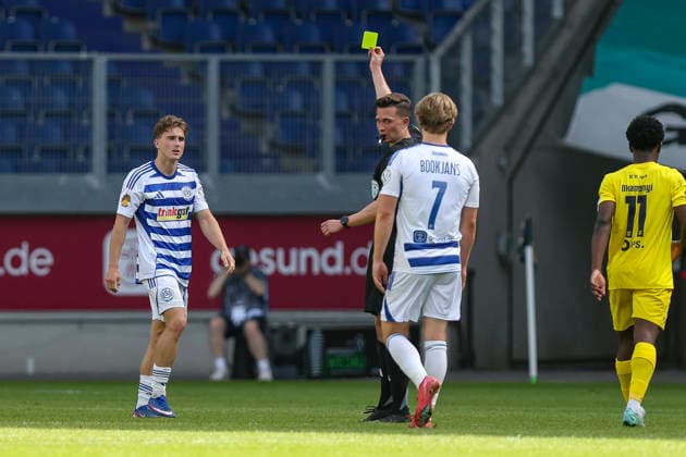 23.05.2026, GER, Fussball, Herren, Niederrheinpokal Finale, Saison 2025 2026, SC St. Tönis - MSV Duisburg Patrick Sussek (MSV Duisburg) erhält die gelbe Karte von Schiedsrichter Jan Peter Weßels Duisburg schauinsland-reisen-Arena Nordrhein-Westfalen Deutschland Copyright: xAdrianxSchlüterx